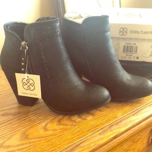 Daisy Fuentes ankle boot